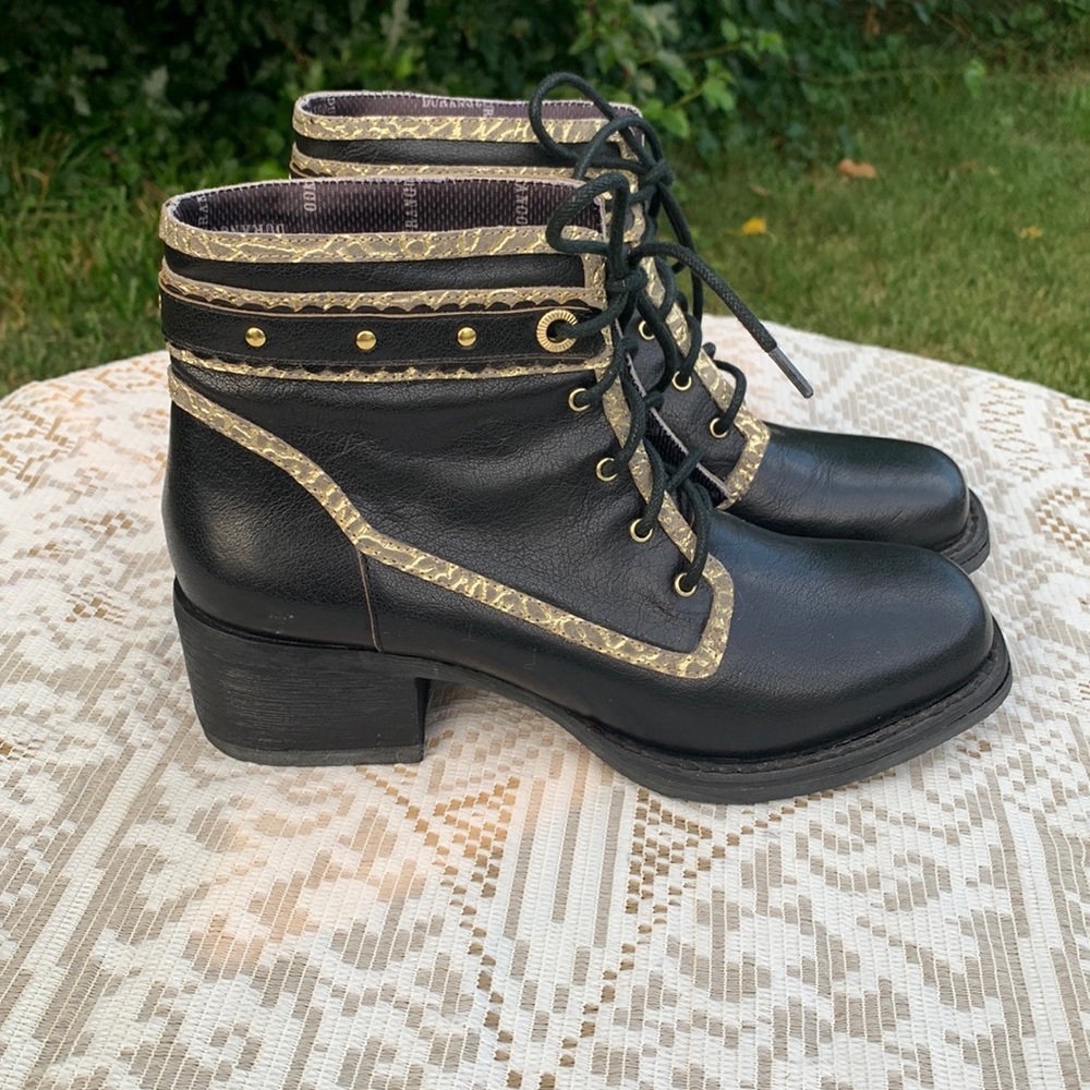 Durango Black & Gold Leather Lace Up Booties Size 6M